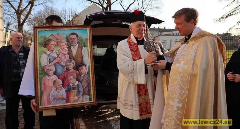 Relikwie błogosławionej rodziny Ulmów są już w Łowiczu (foto, film)