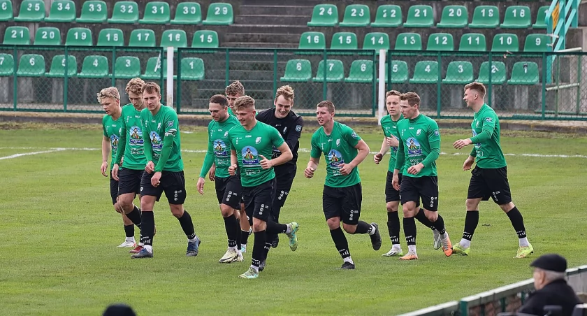 Pelikan wygrywa z liderem! (foto)