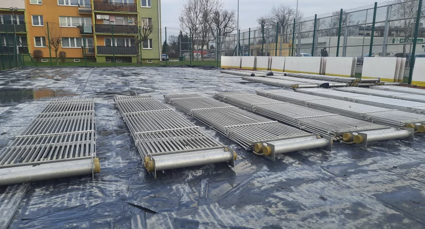 Koniec sezonu na sztuczne lodowisko w Łowiczu. Czy nowa lokalizacja się sprawdziła? SONDA