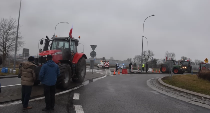 A2. Rolnicy zablokowali zjazd na autostradę w Łyszkowicach (foto,film)