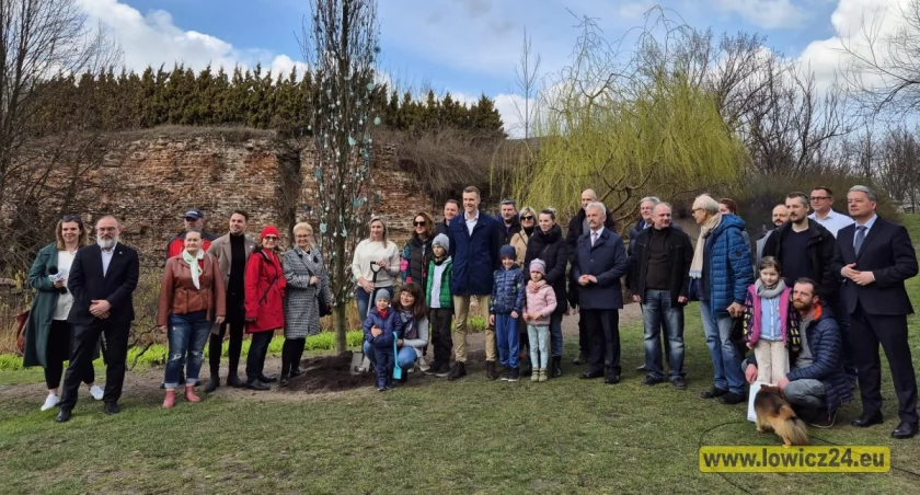 Symboliczna inauguracja akcji „888 drzew dla Łowicza” na zamku prymasowskim SPROSTOWANIE (foto, film)