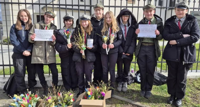 Łowiccy harcerze sprzedają palemki z okazji Niedzieli Palmowej (foto)