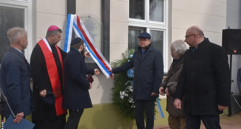Łowicz. Odsłonięto Macewę Pamięci upamiętniającą Żydów (foto,film)