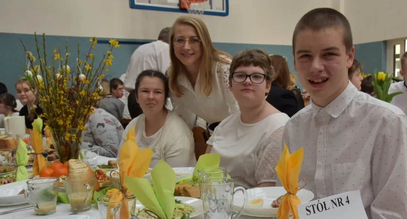 Śniadanie wielkanocne w Specjalnym Ośrodku Szkolno-Wychowawczym w Łowiczu (foto)