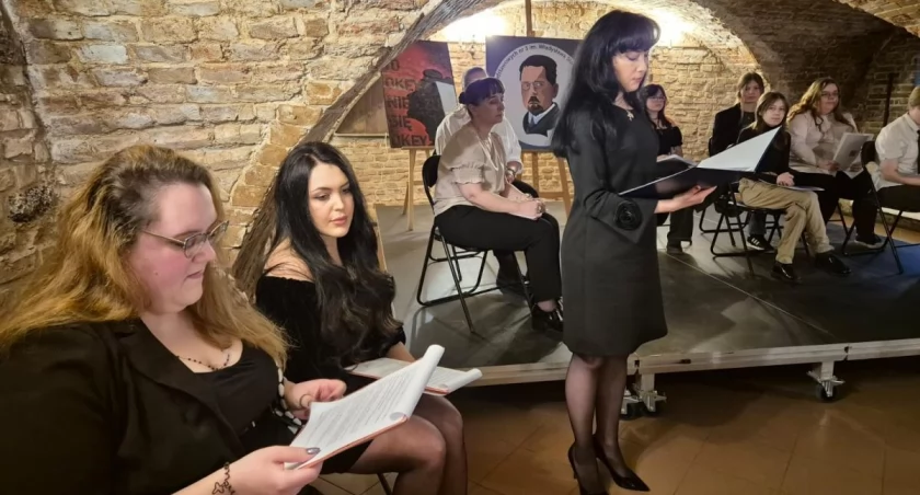 Młodzież ZSP nr 3 o zdrowiu psychicznym. Unikalna wystawa fotograficzna w łowickim muzeum (foto, film)