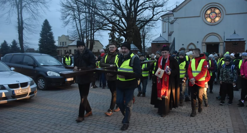 Nocna Droga Krzyżowa przeszła przez Gminę Łyszkowice (foto,film)