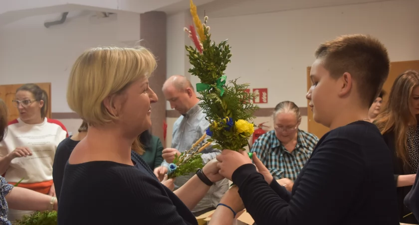 W łowickiej szkole pijarskiej powstały palemki wielkanocne (foto)