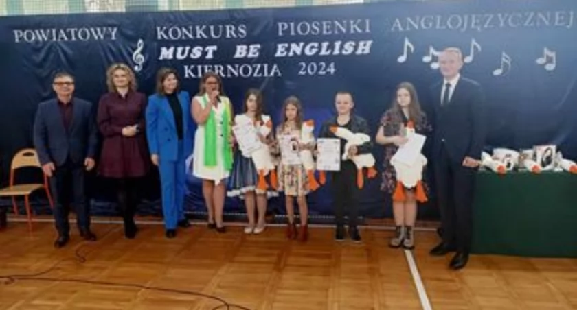 Powiatowy konkurs piosenki anglojęzycznej w Szkole Podstawowej w Kiernozi (foto)