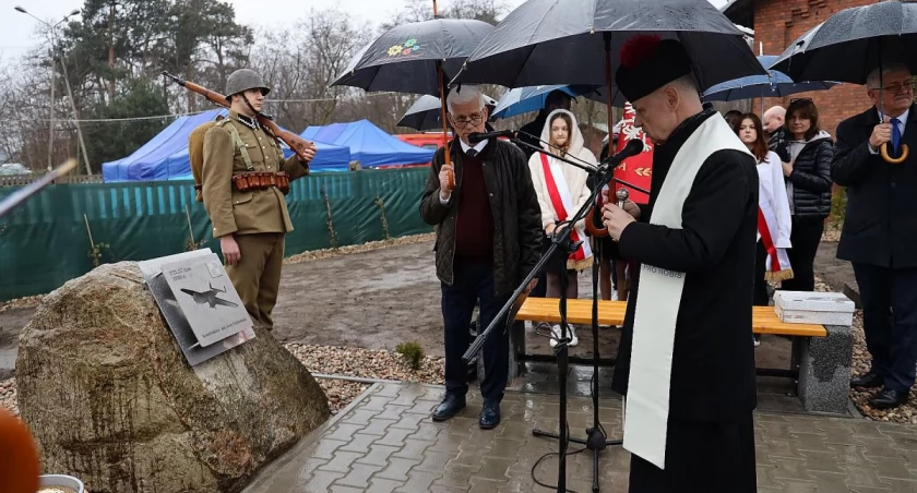 Bełchów. Odsłonięto tablicę poświęconą konstruktorowi bombowca Łoś (foto)