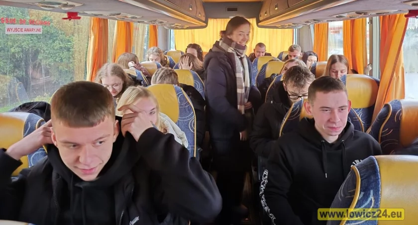  Maturzyści z łowickiego Ekonomika pielgrzymują na Jasną Górę (foto)