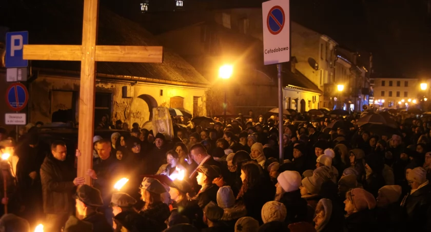 Łowicz. Droga krzyżowa przeszła ulicami miasta (foto, film)