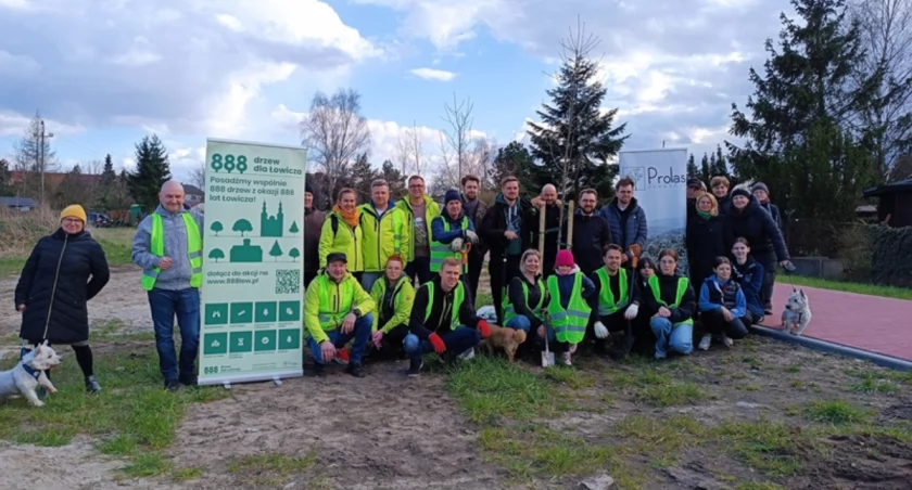 Kolejne nasadzenia w ramach akcji 888 drzew dla Łowicza (foto)