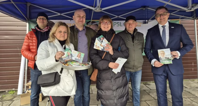Kandydaci Trzeciej Drogi na targowisku miejskim (foto)