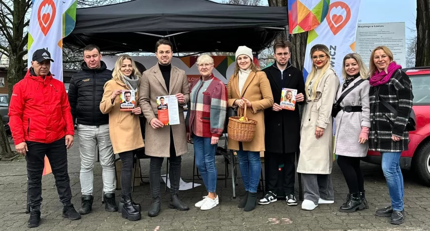 Kampania  wyborcza na targowisku miejskim nie ustaje (foto)