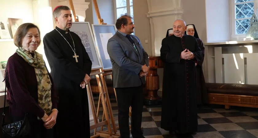 Witaj Ziemio Łowicka! Wernisaż wystawy upamiętniającej wizytę Jana Pawła II w Łowiczu (foto, film)