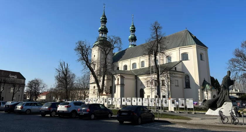 Triduum Paschalne i Wielkanoc w Łowiczu. Porządek nabożeństw w kościołach