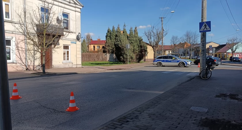 Potrącenie pieszej na przejściu dla pieszych w Łowiczu. Dziewczyna trafiła do szpitala