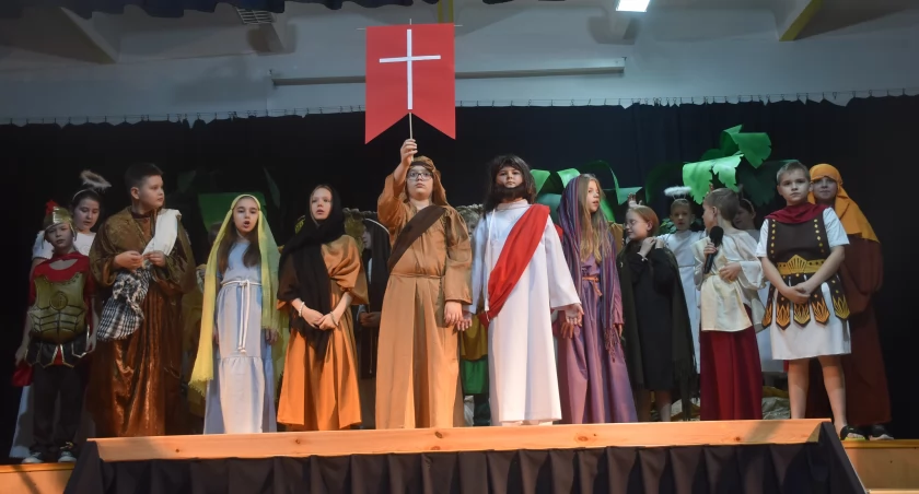 „Pan Zmartwychwstał, Alleluja!”. Przedstawienie wielkanocne w SP w Popowie (foto,film)