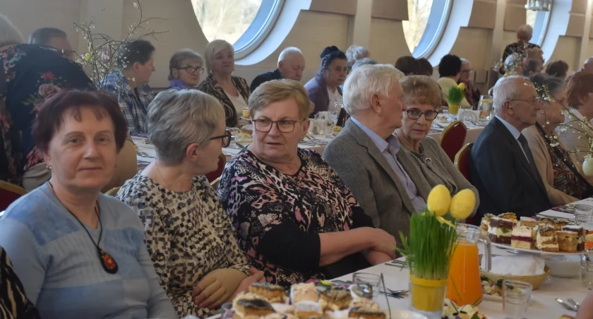 Przygotowali świąteczny posiłek dla seniorów. Wsparła ich Fundacja Biedronki (foto,film)