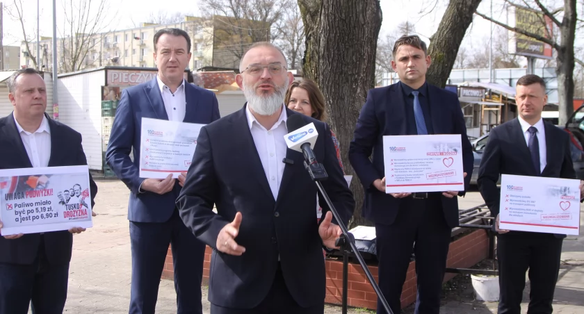 Łowicz. Konferencja parlamentarzystów PiS, mieszkaniec zwrócił się do polityków (foto, film)