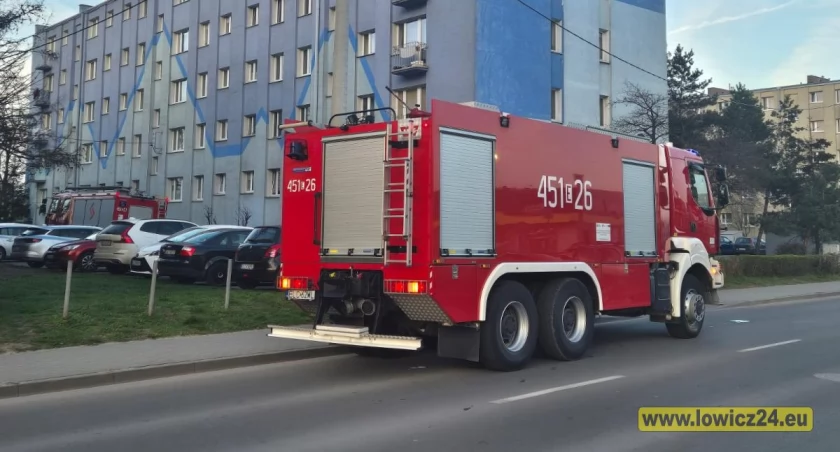 Dwa zastępy strażaków na Broniewskiego w Łowiczu (foto)