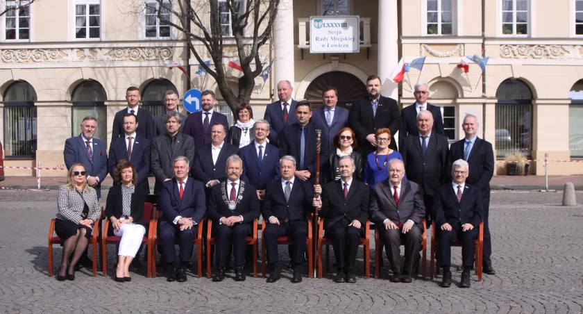 Oto Rada Miejska w Łowiczu kadencji 2018-2024. Wykonano pamiątkowe zdjęcie