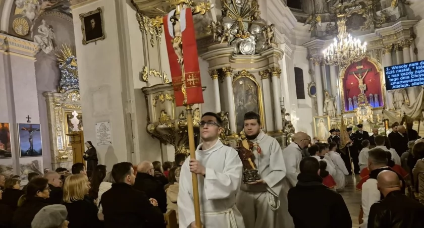 Wielkosobotnia rezurekcja u o. Pijarów w Łowiczu (foto, film)