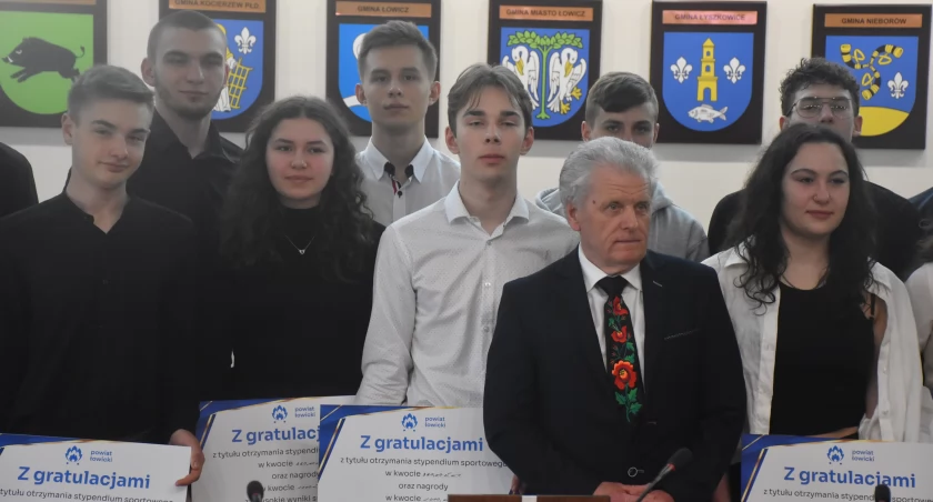 Władze powiatu łowickiego przyznały stypendia i nagrody sportowe (foto)