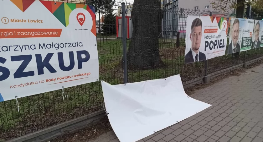 Pozrywane banery kandydata na burmistrza (foto)