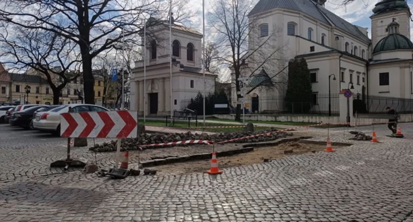 Łowicz. Trwa naprawa drogi przy Urzędzie Miasta (foto)