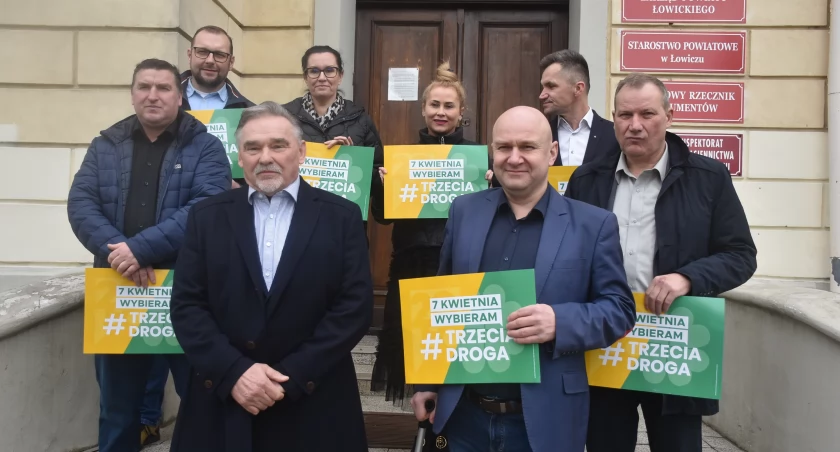 Konferencja Trzeciej Drogi pod Starostwem Powiatowym w Łowiczu (foto,film)