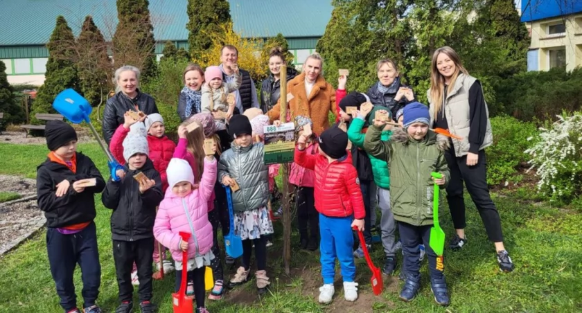Przedszkolaki ze Stokrotki włączyły się w akcję 888. drzew dla Łowicza (foto)