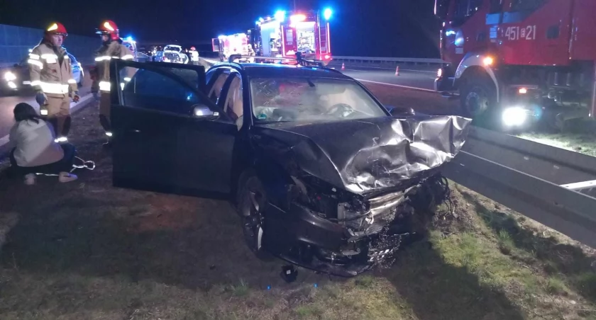Tragiczny wypadek na autostradzie A2 pod Łowiczem. Jedna osoba nie żyje, ranna 7-letnia dziewczynka (foto)