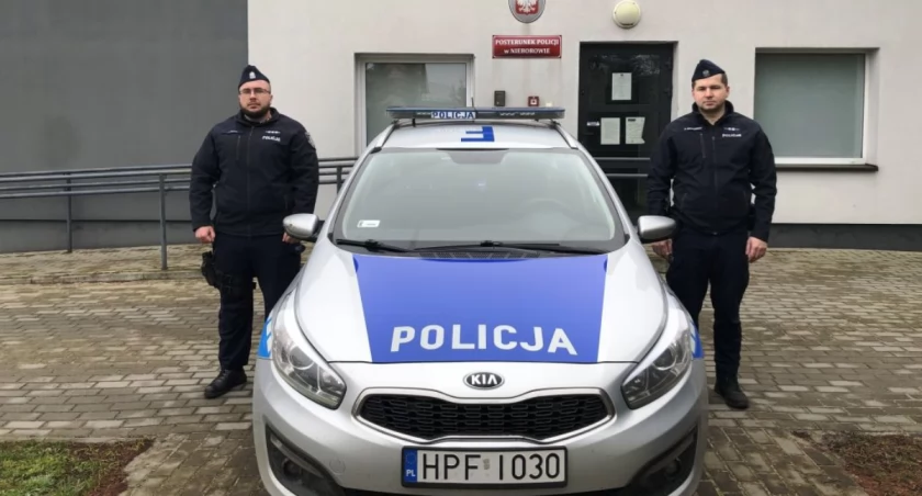 Starsza kobieta dziękuje nieborowskim dzielnicowym