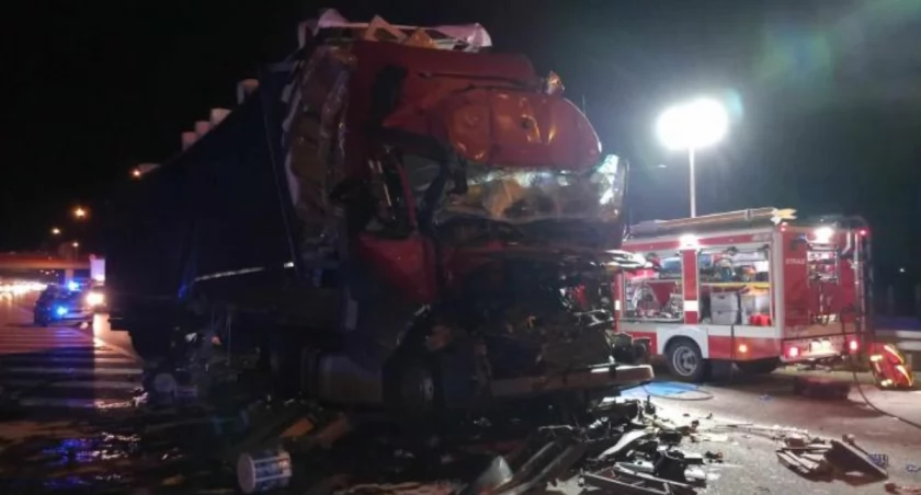 Wypadek na A2 z udziałem dwóch ciężarówek! Autostrada w obu kierunkach zablokowana! Lądował LPR! (foto) AKTUALIZACJA!