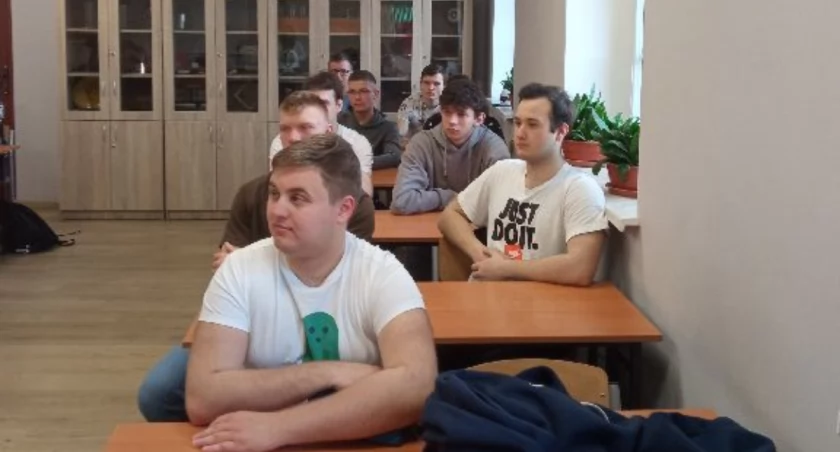 Młodzież z ZST w Łowiczu spotkała się z przedstawicielem Powiatowego Urzędu Pracy (foto)