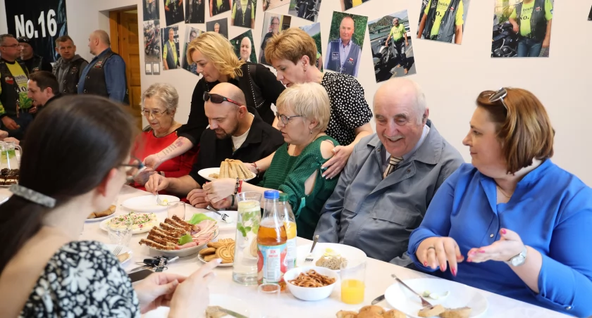 Łowicz. Świąteczne spotkanie wolontariuszy i uczestników akcji „Zjedz obiad z seniorem” (foto, film)