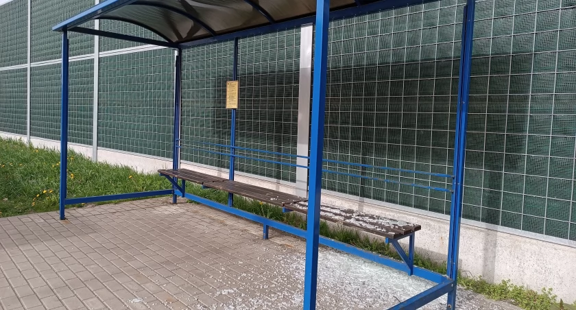 Zniszczone wiaty przystankowe na ulicy Bolimowskiej w Łowiczu (foto)