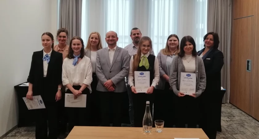 Wiedzę o Hotelarstwie mają w jednym palcu! Sukces uczennic łowickiego Hotelarza!