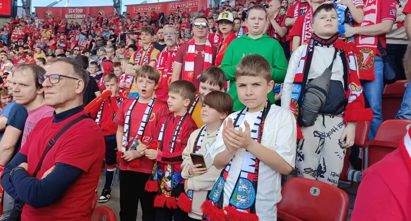 Uczniowie SP nr 4 w Łowiczu na meczu Widzewa Łódź (foto)