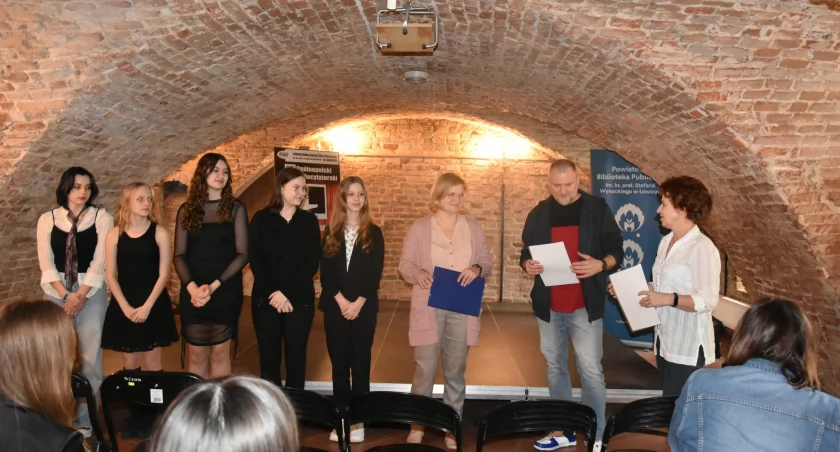 Recytatorskie zmagania w Powiatowej Bibliotece Publicznej w Łowiczu (foto)