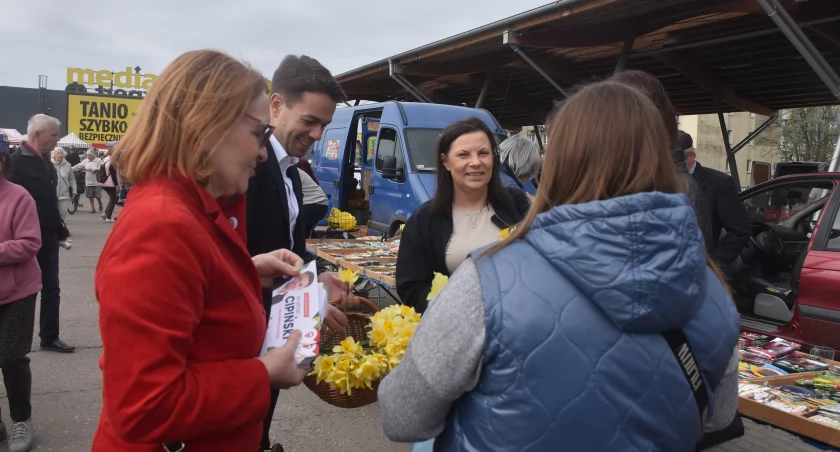 Żonkile, ulotki wyborcze i czekolady od KWW Łączy nas Łowicz (foto)