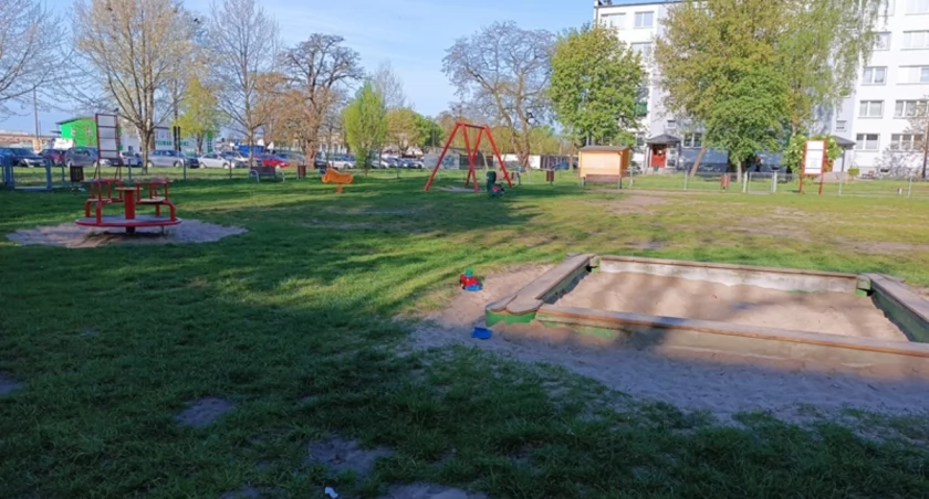 Co z placem zabaw na Starzyńskiego? Radni informują: „Pisane wnioski niestety nie przechodzą” (foto)