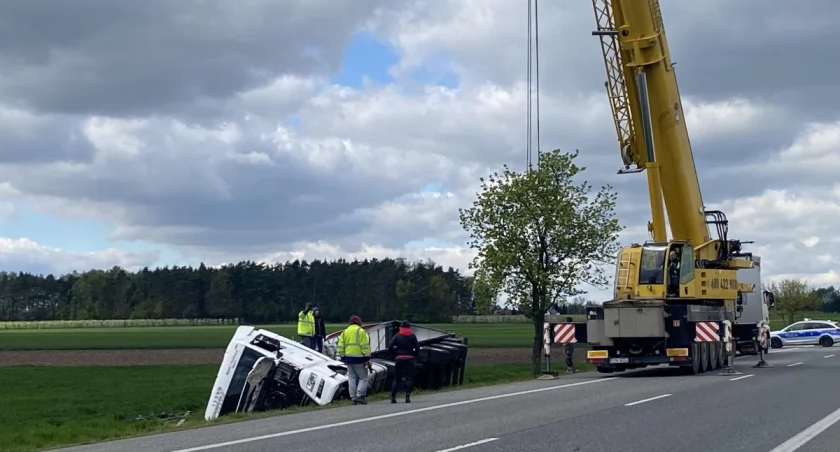 Chciał uniknąć zderzenia z sarną! TIR wylądował w rowie! (foto)