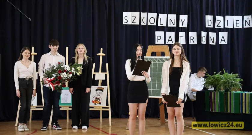 Dzień Patrona w ZSP nr 4 w Łowiczu. Uczniowie śpiewali o pieniądzach (foto, film)