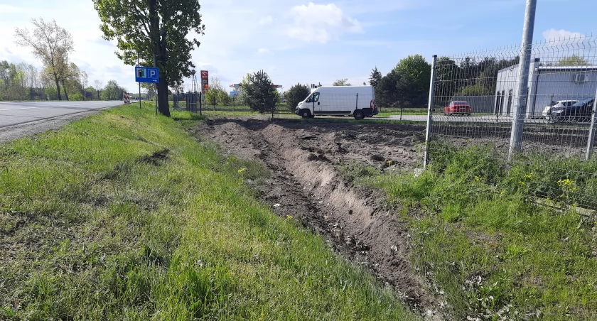 Łowicz. Ciężarówka uderzyła w ogrodzenie, rozszczelnił się zbiornik paliwa
