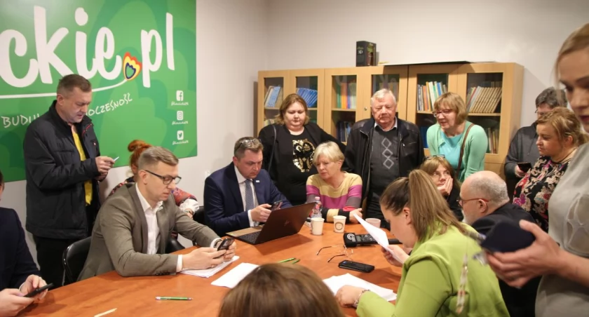 Łowicz. Kto zostanie burmistrzem? Sztab Mariusza Siewiery oczekuje na wyniki (foto, film)