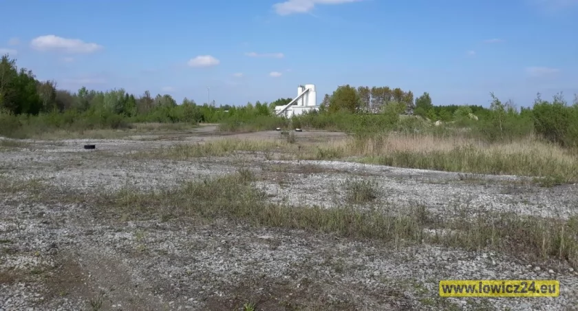 Powiat łowicki wystawił na sprzedaż bocznicę kolejową w Bełchowie. Zdaniem opozycji cena jest zbyt niska (foto)