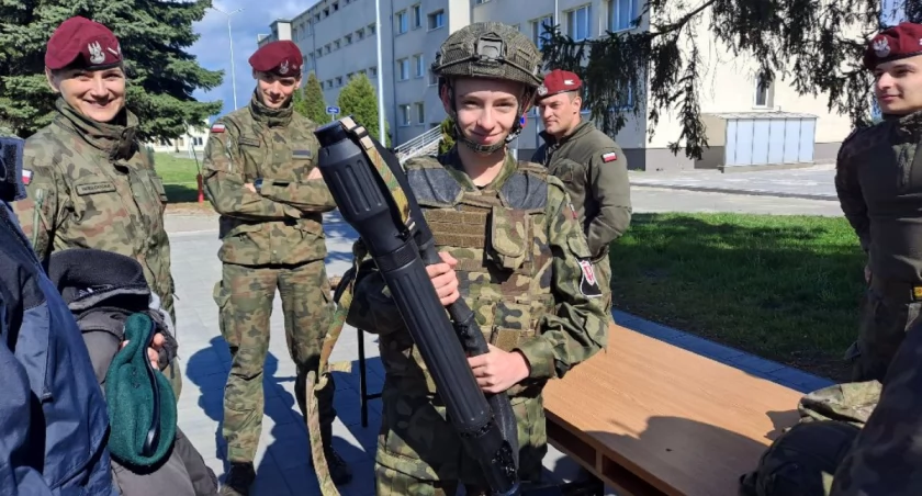 Grupa Mundurowa z ZST w Łowiczu odwiedziła siedzibę 1. Batalionu Kawalerii Powietrznej w Leźnicy Wielkiej (foto)