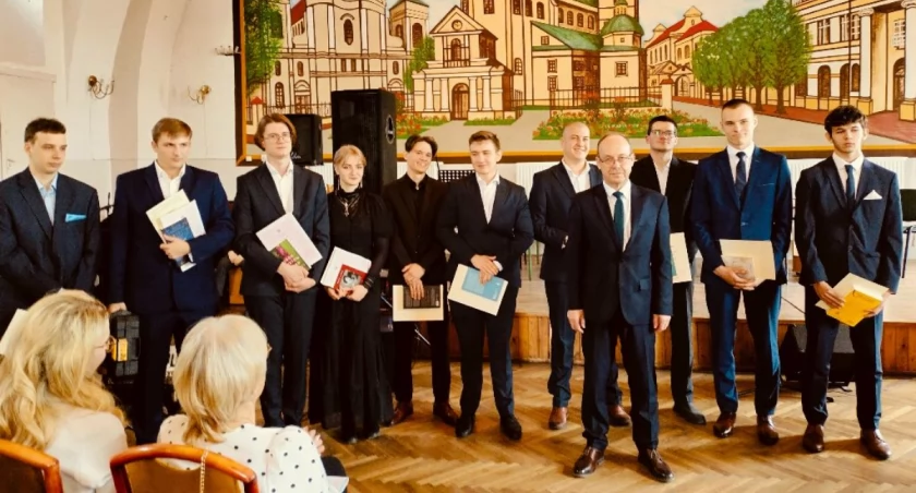 Pożegnanie abiturientów ZST im. 10 Pułku Piechoty w Łowiczu (foto)